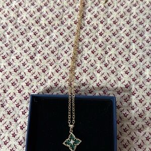 Elegant Gold and Green Pendant Necklace